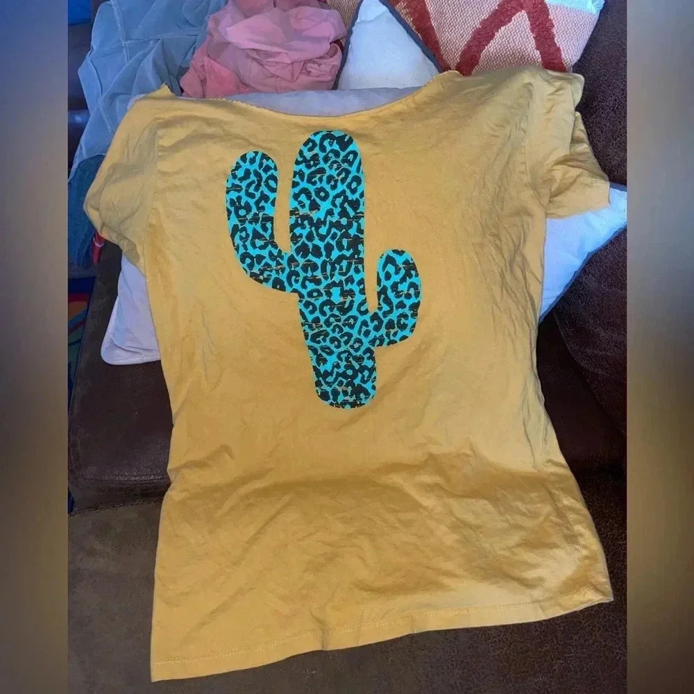 Off the shoulder Tshirt w leopard print cactus large like new - Picture 1 of 3